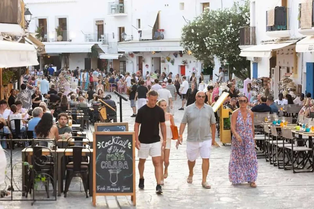 https://www.diariodeibiza.com/news/ibiza-restaurants-face-tough-summer-extreme-heat-lower-tourist-spending-hit-hospitality-sector/