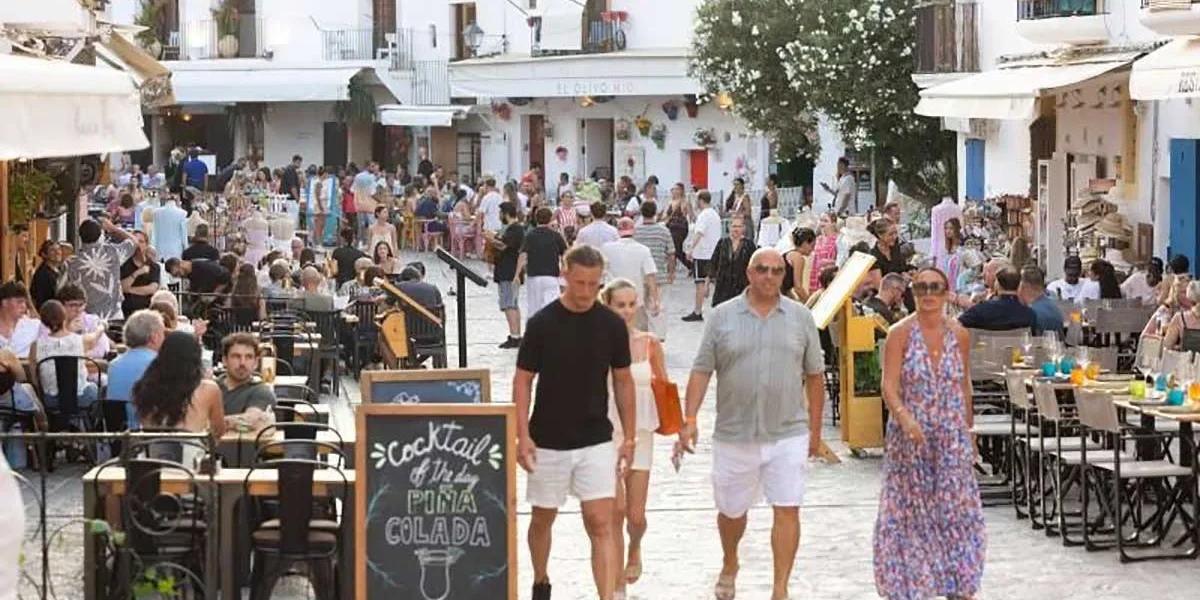 Bar and restaurant terraces in the historic center of Dalt Vila | Vicent Mari
