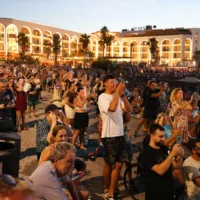 The crowd gathered at es Caló des Moro took advantage of the moment of total eclipse to contemplate the solar corona. | J.A.Riera