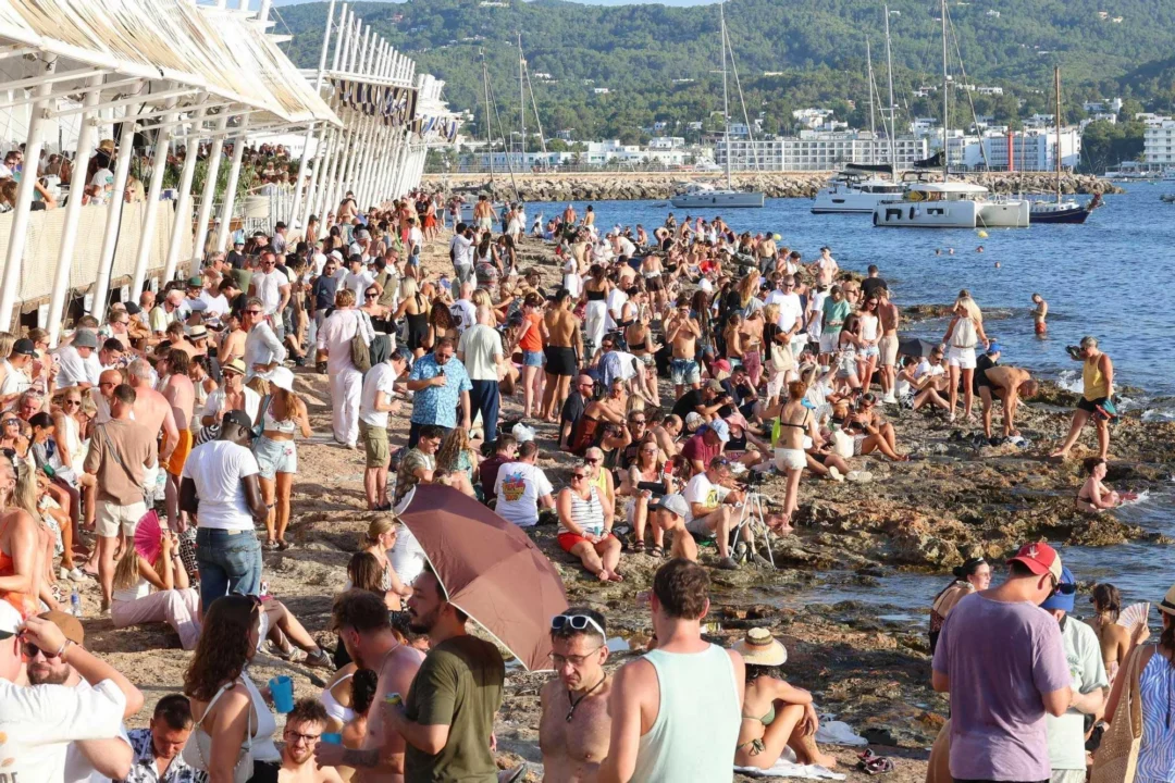 A crowd has already gathered at Ses Variades long before the eclipse. | J.A.Riera