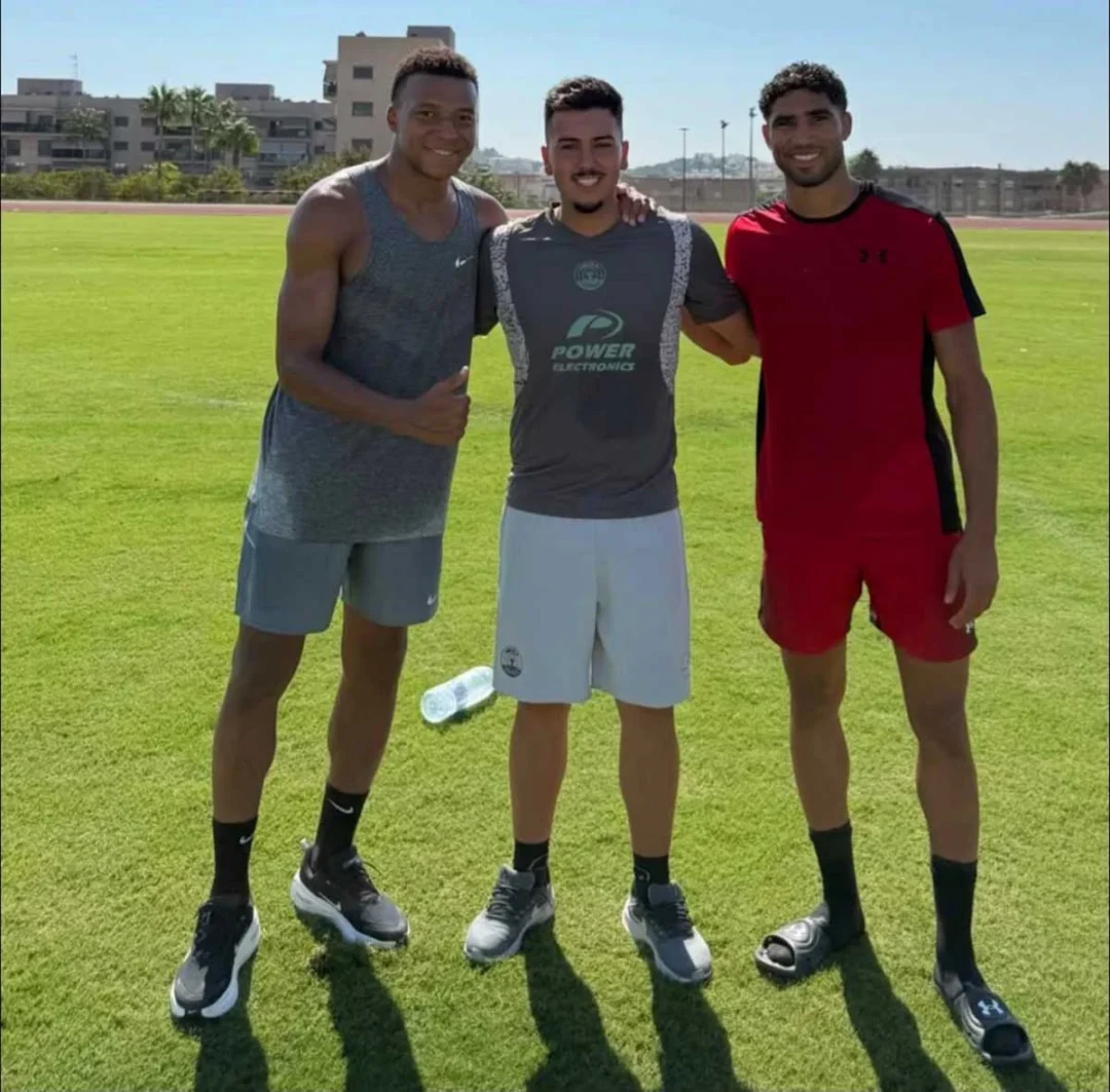 Kylian Mbappé and Achraf Hakimi pose on the Sánchez and Vivancos courts with Eloy González, kit man of UD Ibiza. | UD Ibiza
