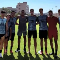 Footballers Kylian Mbappé and Achraf Hakimi pose with the UD Ibiza players. | UD Ibiza