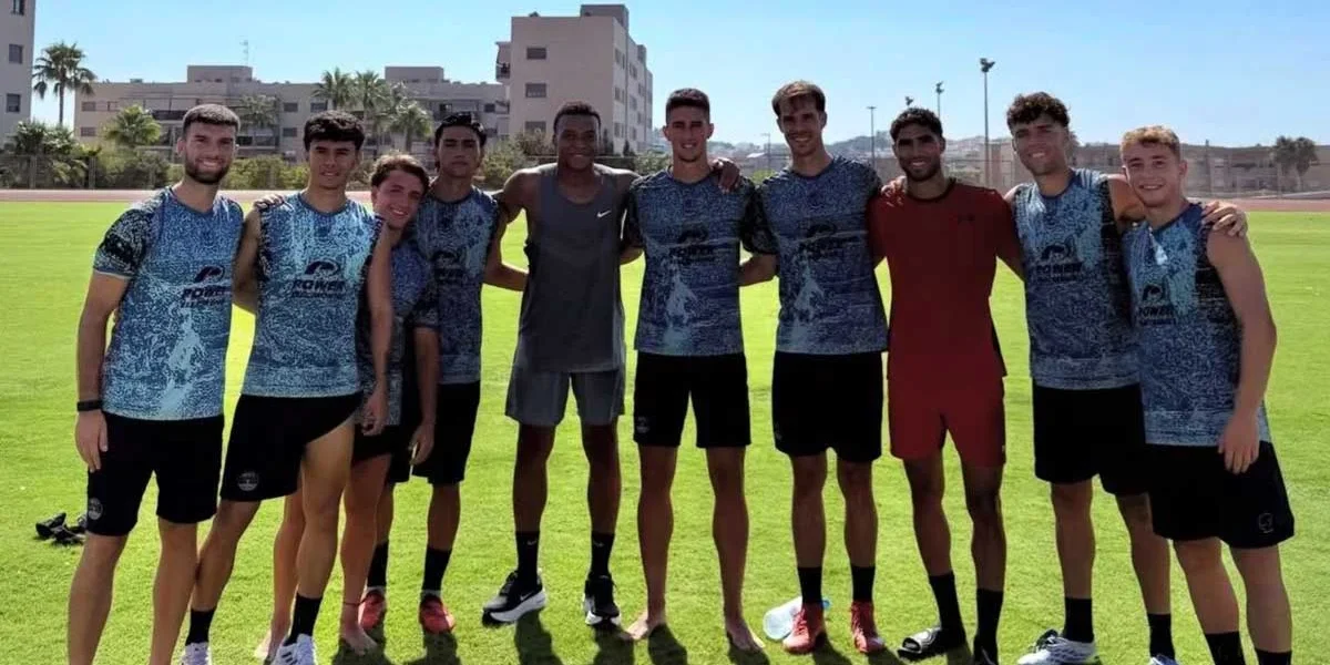 Footballers Kylian Mbappé and Achraf Hakimi pose with the UD Ibiza players. | UD Ibiza
