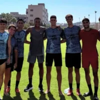 Footballers Kylian Mbappé and Achraf Hakimi pose with the UD Ibiza players. | UD Ibiza