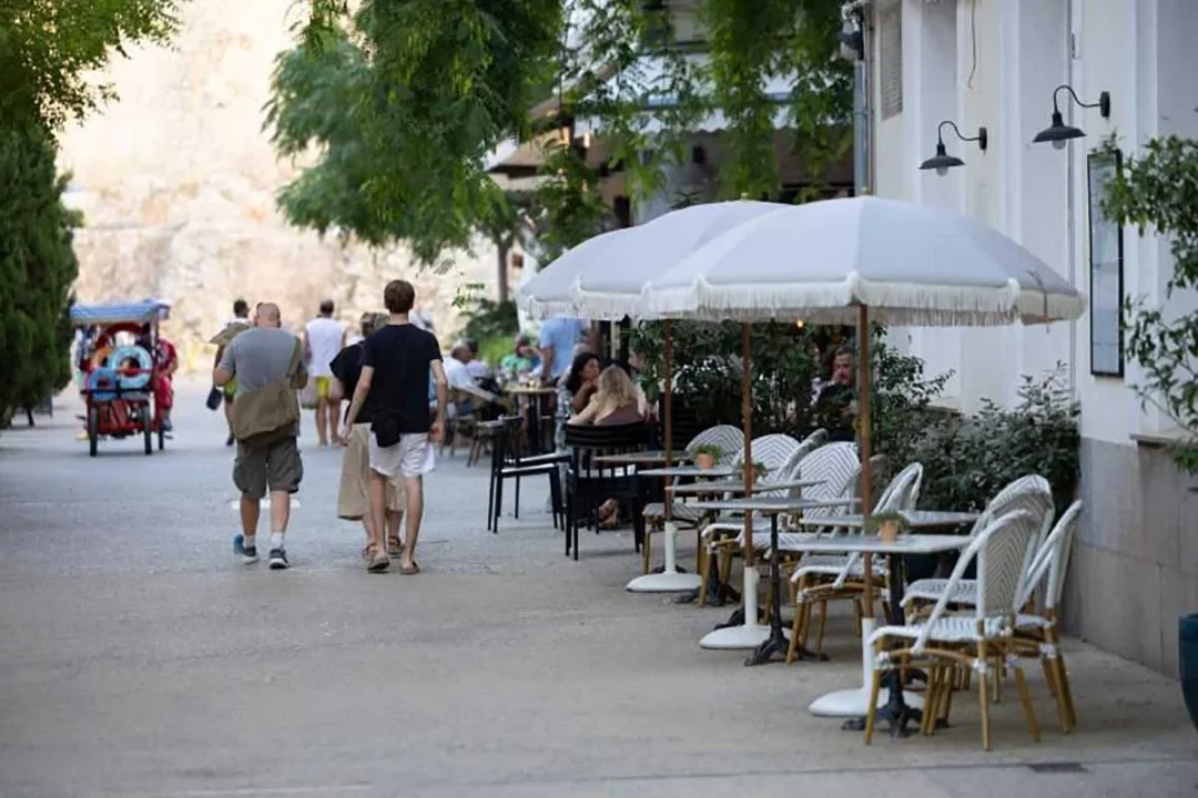 Terraces in Plaza del Parque in the afternoon | Vicent Mari