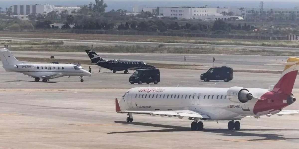 Planes on the parking apron at Ibiza airport | Vicent Mari