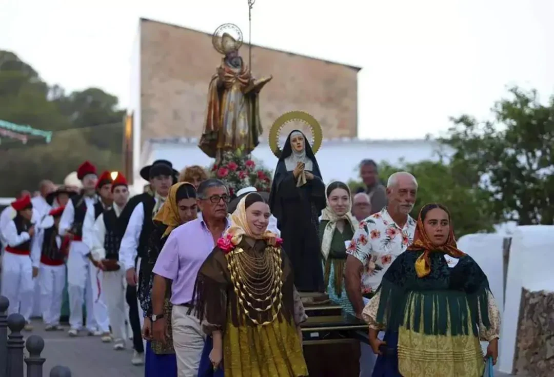 Saint Monica, mother of Saint Augustine in the procession. | Toni Escobar