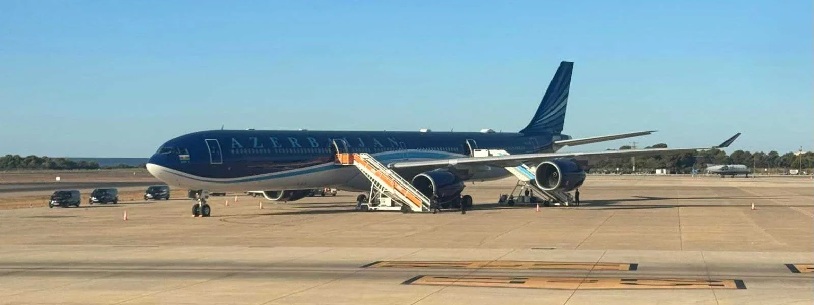 The enormous Airbus painted in the colors of Azerbaijan. | D.I.