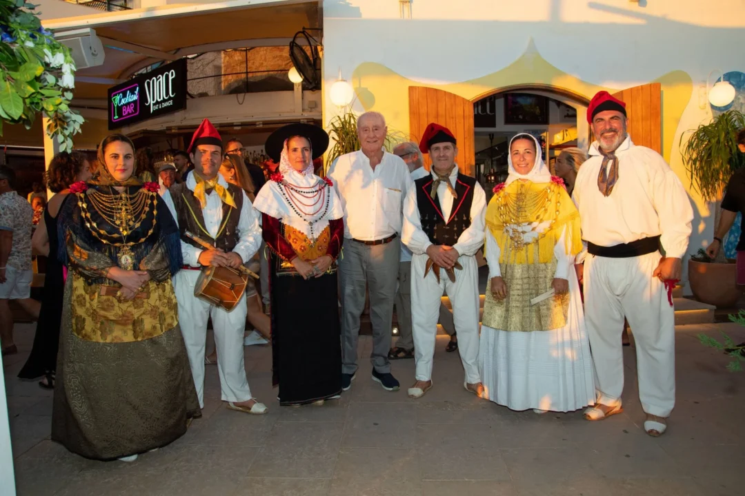 Pepe Roselló posing with the *ball pagès* folk dance group. | Juan Suárez