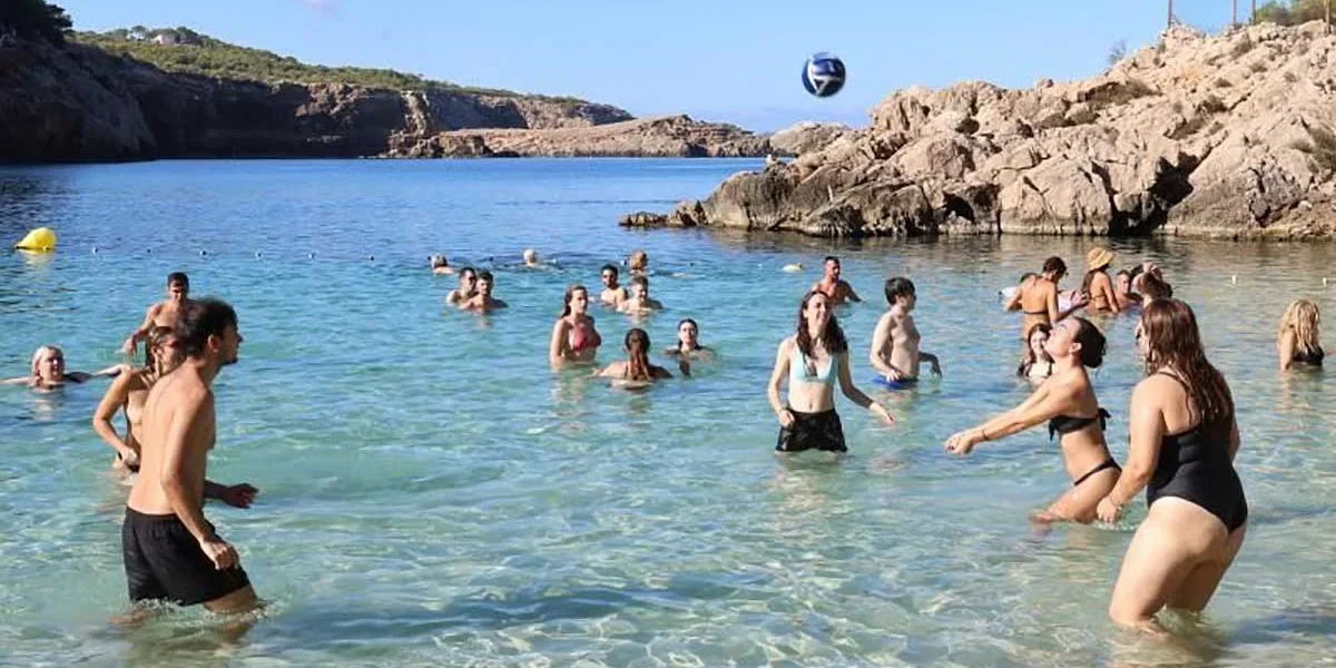 Young people at Cala Saladeta | J.A. Riera