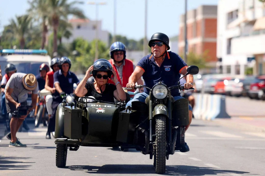 A couple on a classic motorcycle with a sidecar. | Toni Escobar