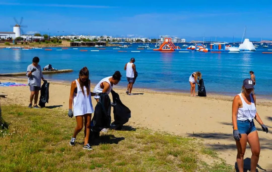 Cleaning up Sant Antoni Bay in previous editions | Pilar Camacho