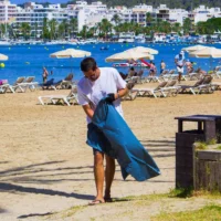 Cleaning up Sant Antoni Bay in previous editions | Pilar Camacho