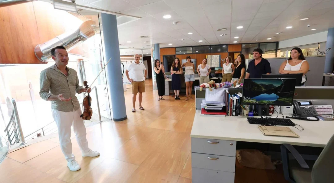 German violinist Linus Roth, playing for the staff of the Diario de Ibiza newspaper. | J.A. Riera