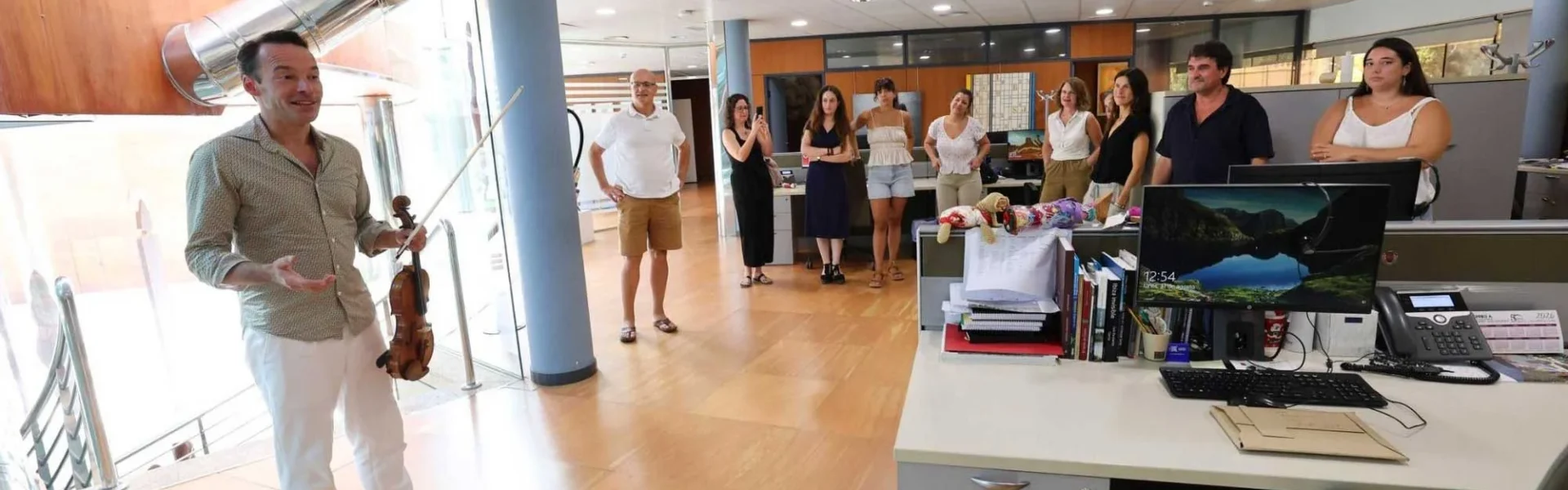 German violinist Linus Roth, playing for the staff of the Diario de Ibiza newspaper. | J.A. Riera