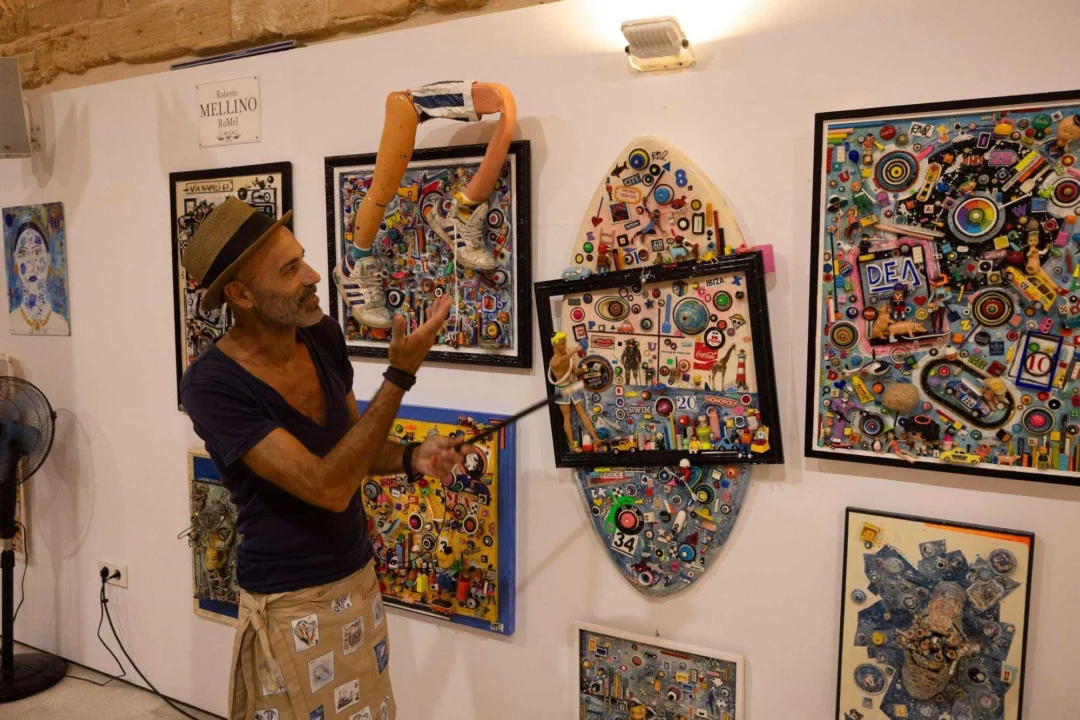 Roberto Mellino explains his work. | Vincent Mari