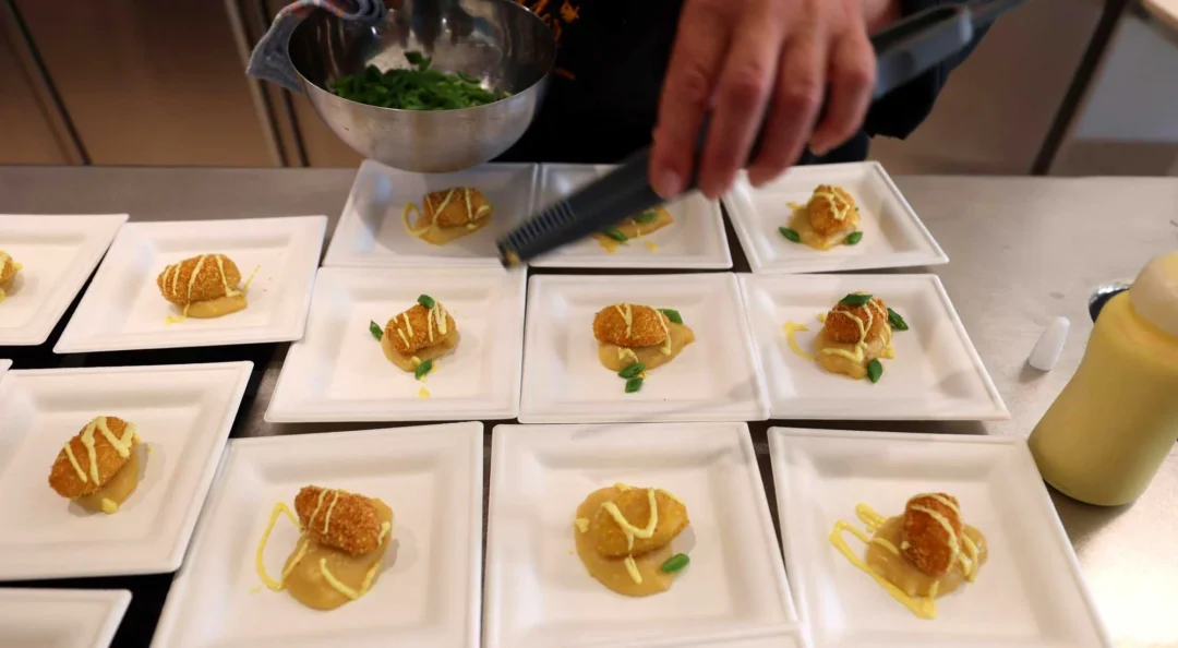 Preparing a dish. | Marcelo Sastre