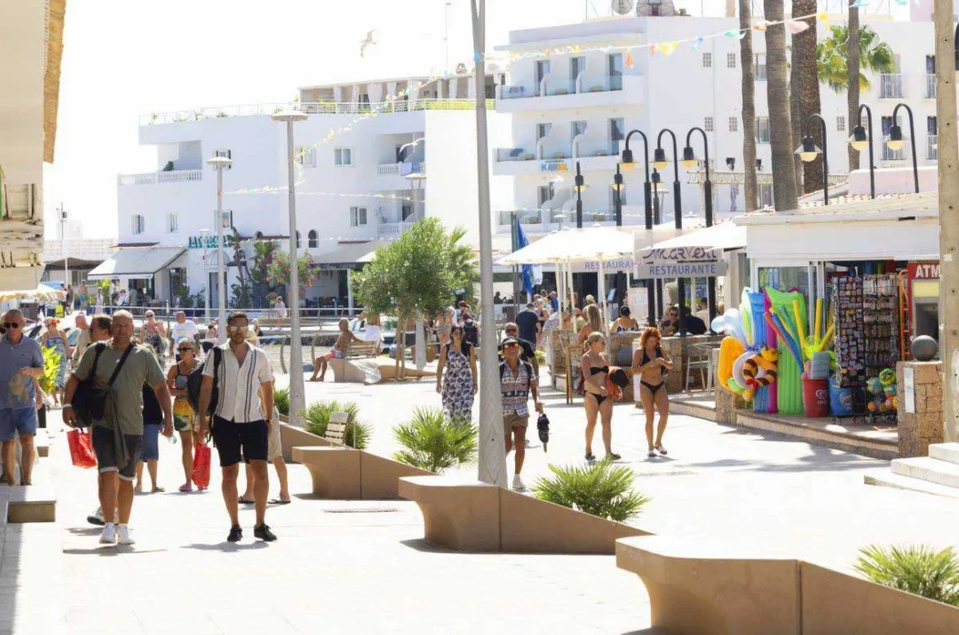 View of the main shopping street in Es Canar. | VICENT MARÍ