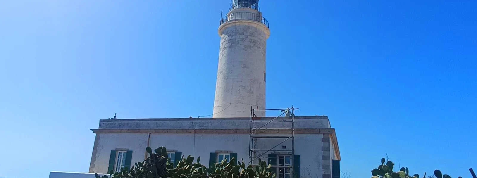 The compact SIVE unit has been installed in a corner of the roof of the La Mola lighthouse (on the left in the image) | P.M.V.