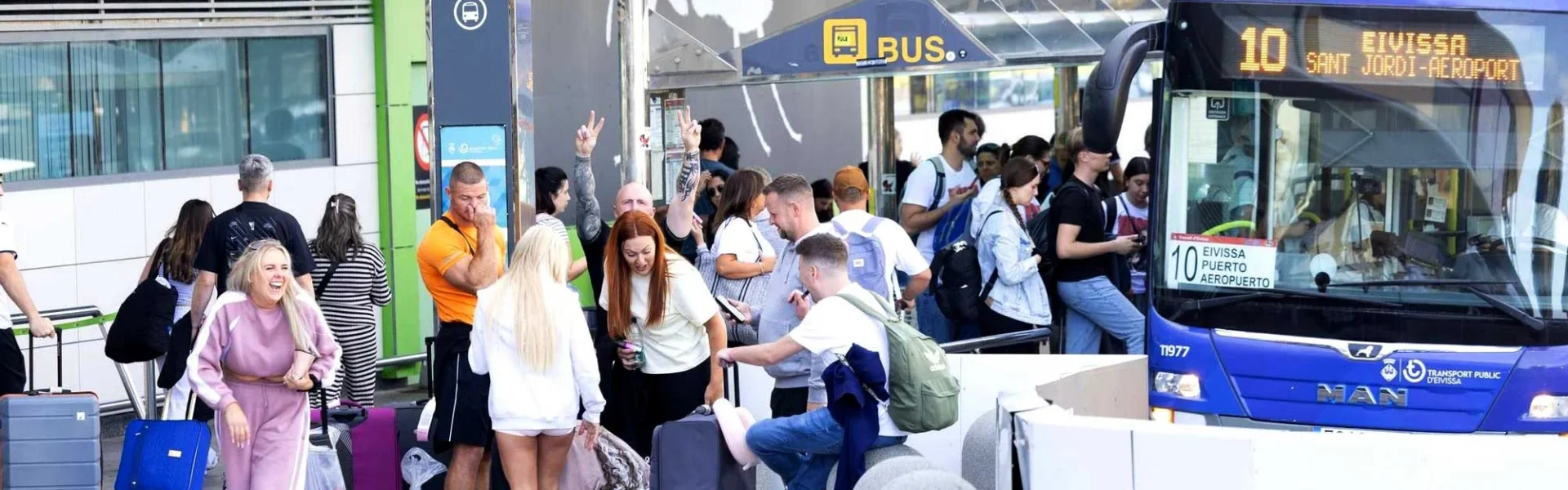A group of tourists boards the bus at the airport / Vicent Marí
