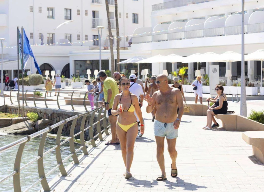 Two tourists walk along the town's promenade. | VICENT MARÍ