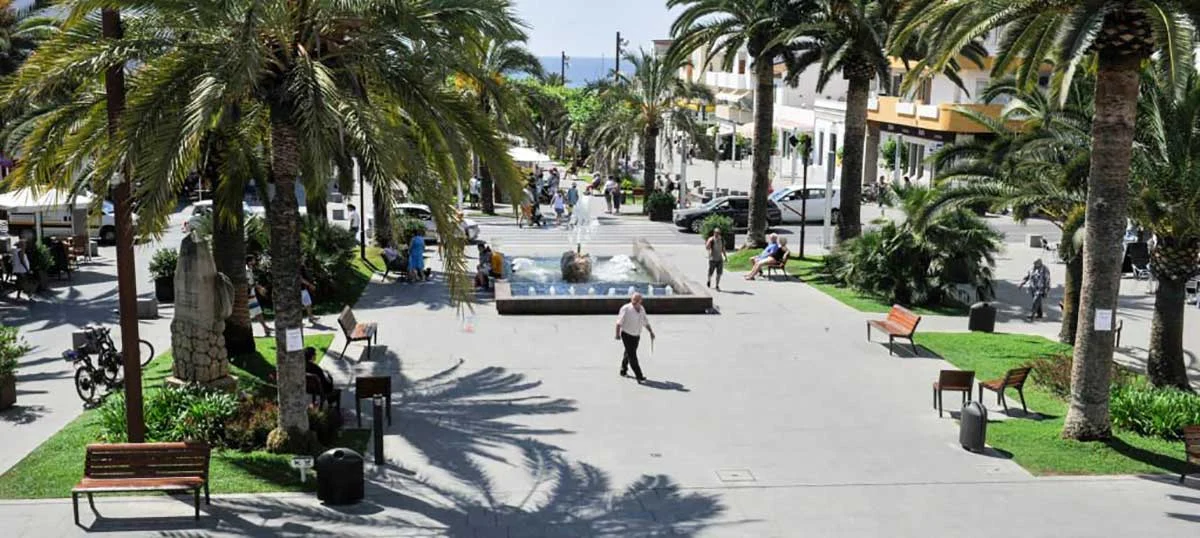 View of the S'Alamera promenade in Santa Eulària. | Sergio G. Cañizares