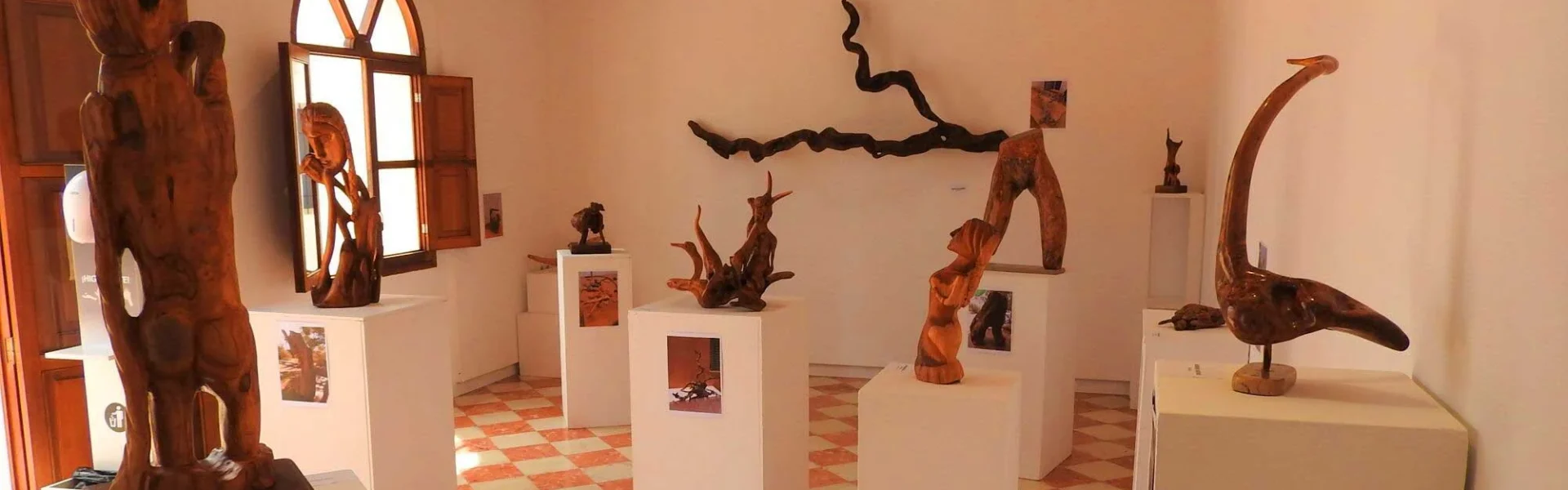 File photo of one of the exhibitions by students from Aaron Keydar's woodworking workshop. / Carmelo Convalia
