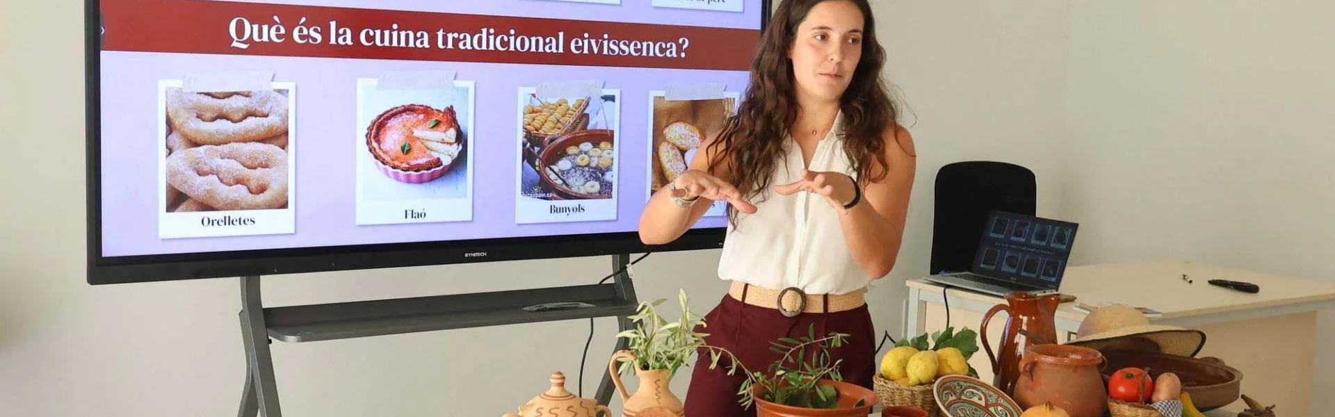 Adriana Serra (archaeologist) during her class at the Balearic Islands Hospitality School in Ibiza. / J.A. Riera