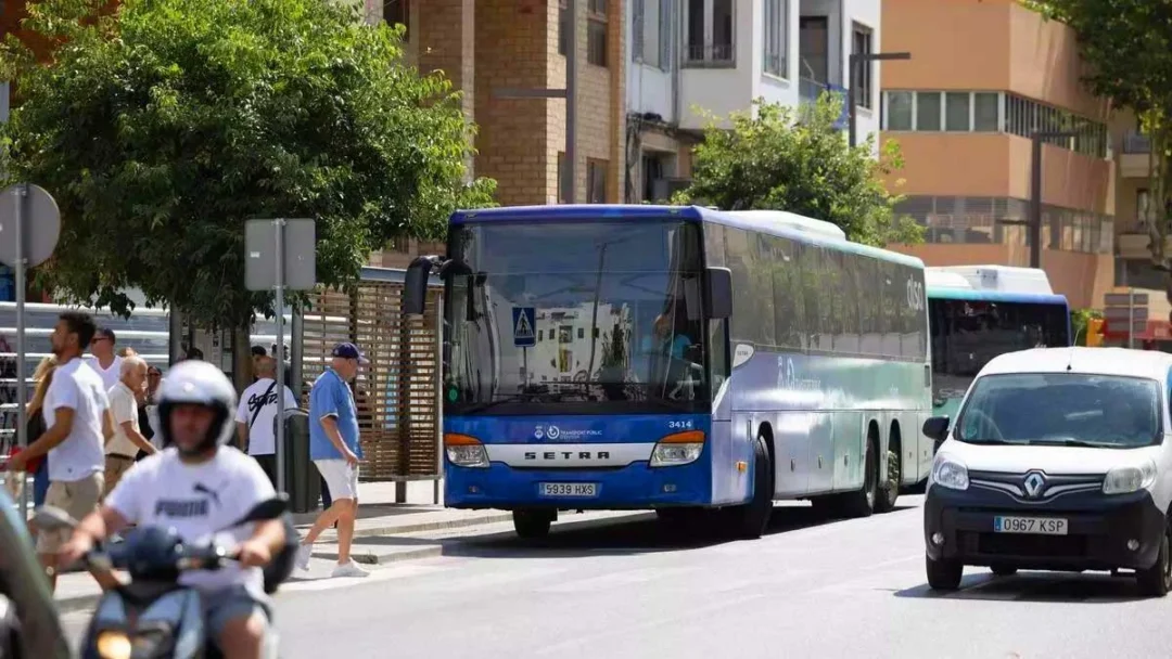 A bus at the Isidor Macabich stop in Ibiza. / Vicent Marí