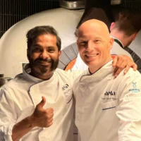 Chefs Hari Shetty and Óscar Salazar in the kitchen. / Fomento