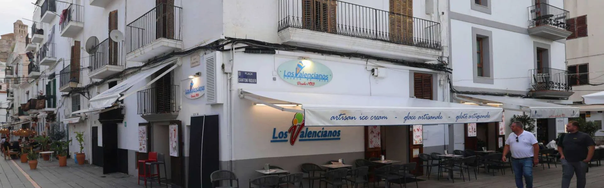 Facade of Los Valencianos after the establishment closed. / Toni Escobar