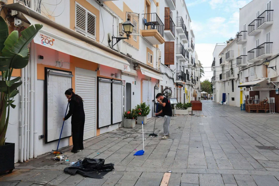 Business owners clean up their shops following the 'Adam' storm. / Toni Escobar