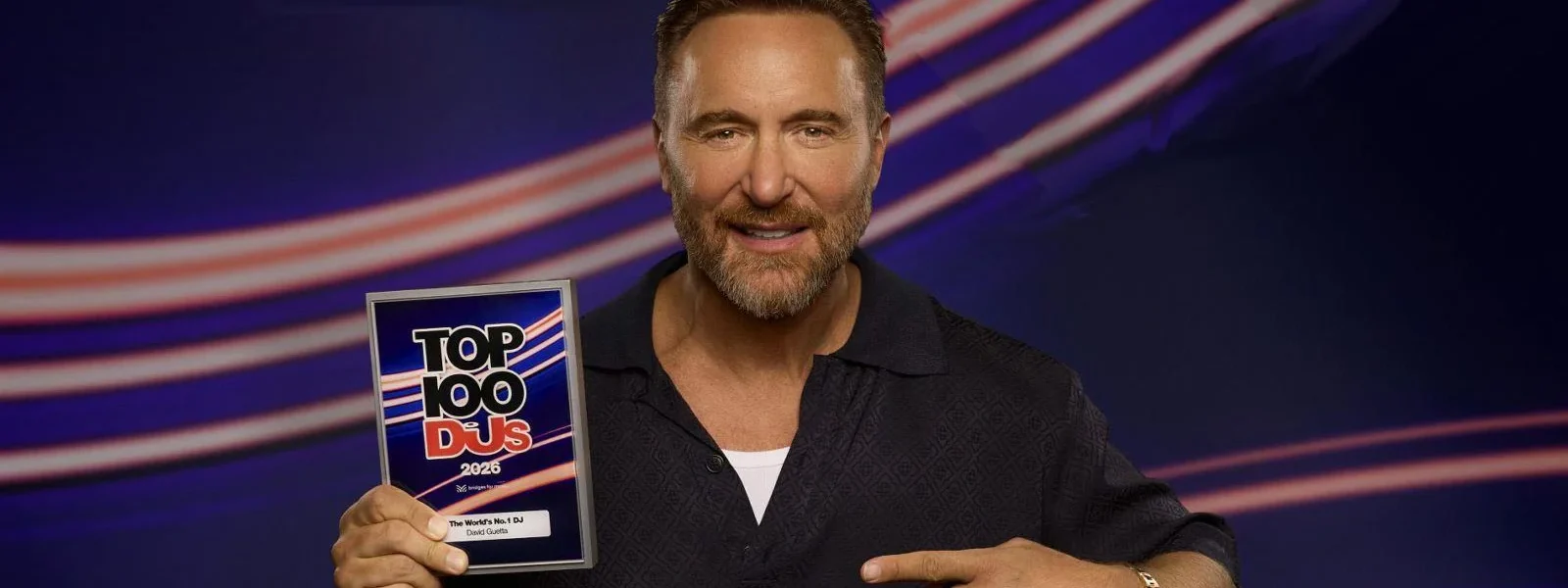 David Guetta with the award recognizing him as the world's best DJ for the sixth time. | ROBERTO CASTAÑO - TNL