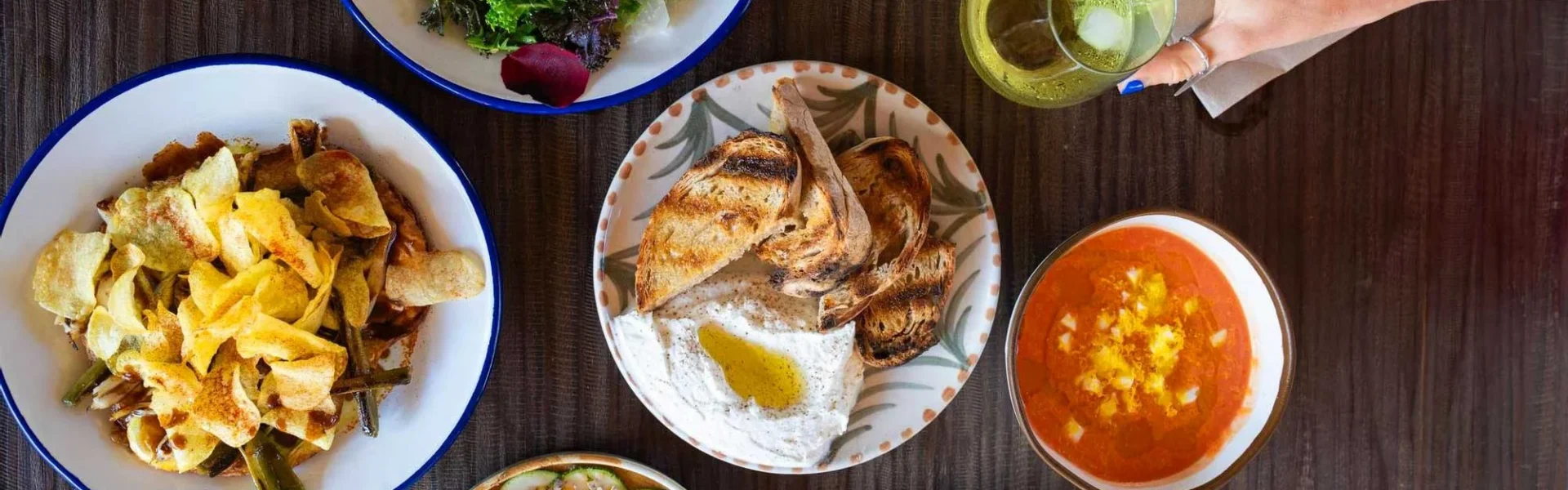 Several of the dishes featured in Juntos House's culinary offering, which is based on fresh, locally sourced products. / Luana Failla