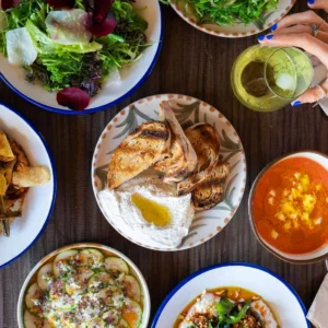 Several of the dishes featured in Juntos House's culinary offering, which is based on fresh, locally sourced products. / Luana Failla