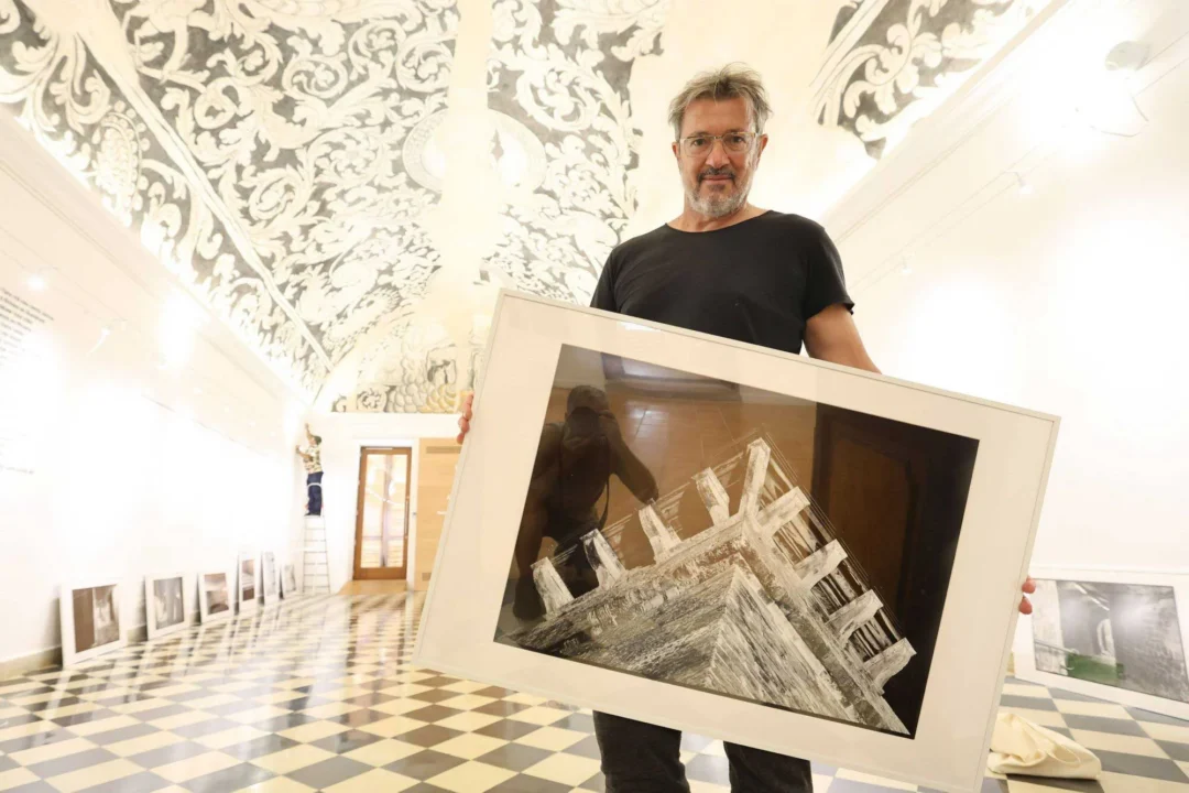 Joan Costa with one of his photographs at the old Town Hall. / J.A. Riera