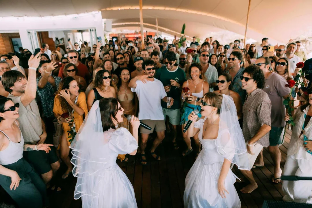 GiGi Girls ended their performance by taking a dip in the sea in their wedding dresses / @patrymartinphoto