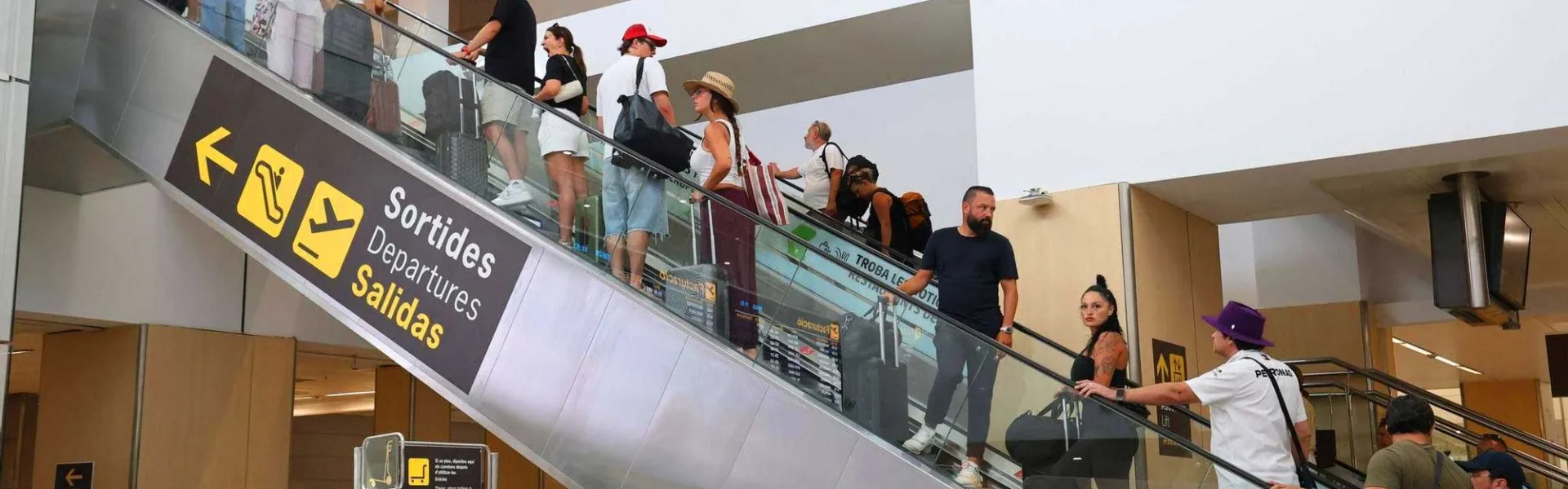 Passengers at the Ibiza terminal last September. / Vicent Marí