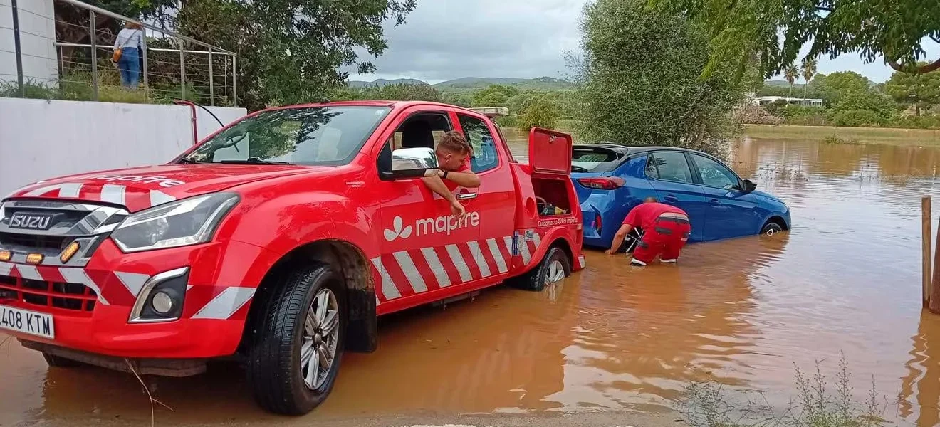 Tow trucks to the rescue of flooded cars. / Grúas y rescates Contreras