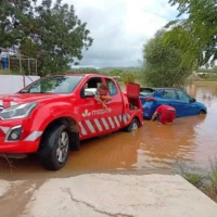 Tow trucks to the rescue of flooded cars. / Grúas y rescates Contreras