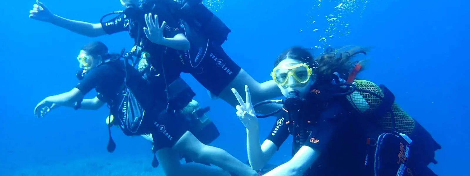 Volunteers from the Salvem sa Badia environmental program during a diving session. / Salvem sa Badia