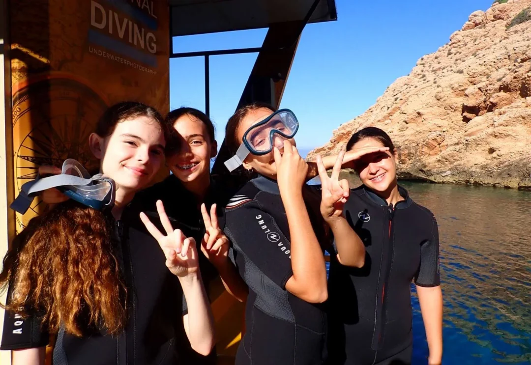 Young volunteers from Salvem sa Badia. / Salvem sa Badia