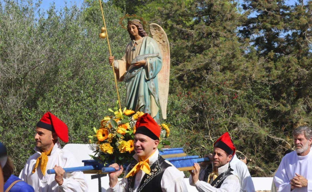 Image of Saint Raphael the Archangel in procession / Marcelo Sastre
