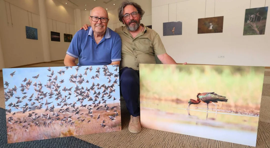Sebas Candela and Rafa Domínguez pose at the Club Diario de Ibiza with two photographs from their exhibition 'Un passeig per ses Salines'. / J.A. Riera