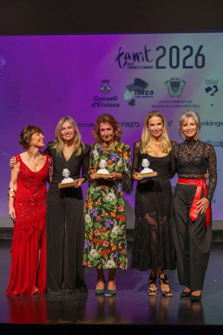 Sandra Golpe, Carola Baleztena, and Josefina Sánchez-Errázuriz posing with their award. | Aisha Bonet
