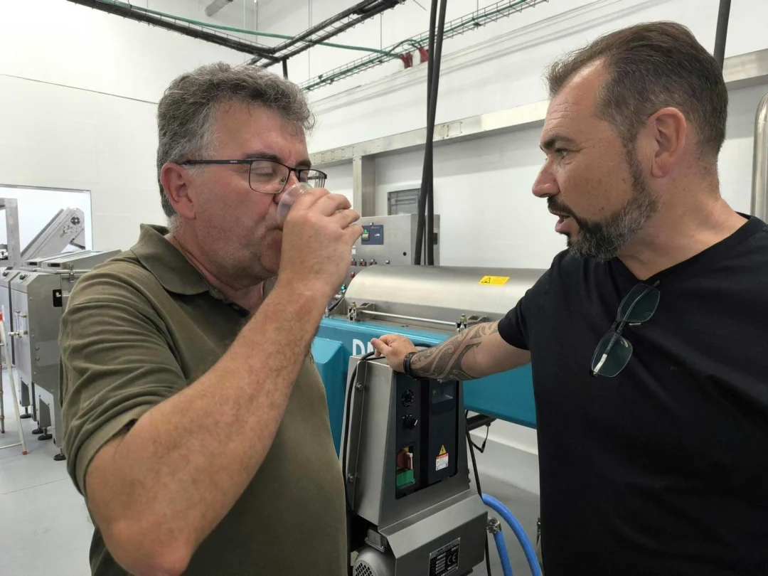 Regional Minister Joan Simonet tastes Formentera olive oil alongside Cooperative President Marcos Ribas / P.M.V.