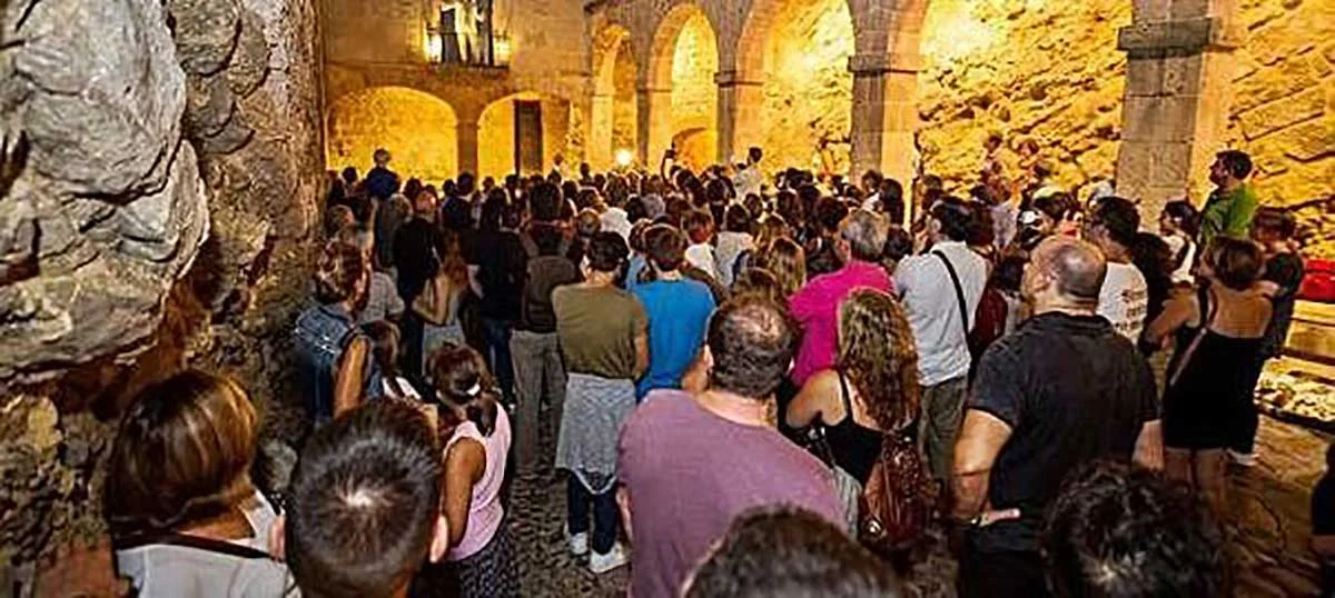 Archive photo of a theatrical visit to Dalt Vila / VICENT MARÍ