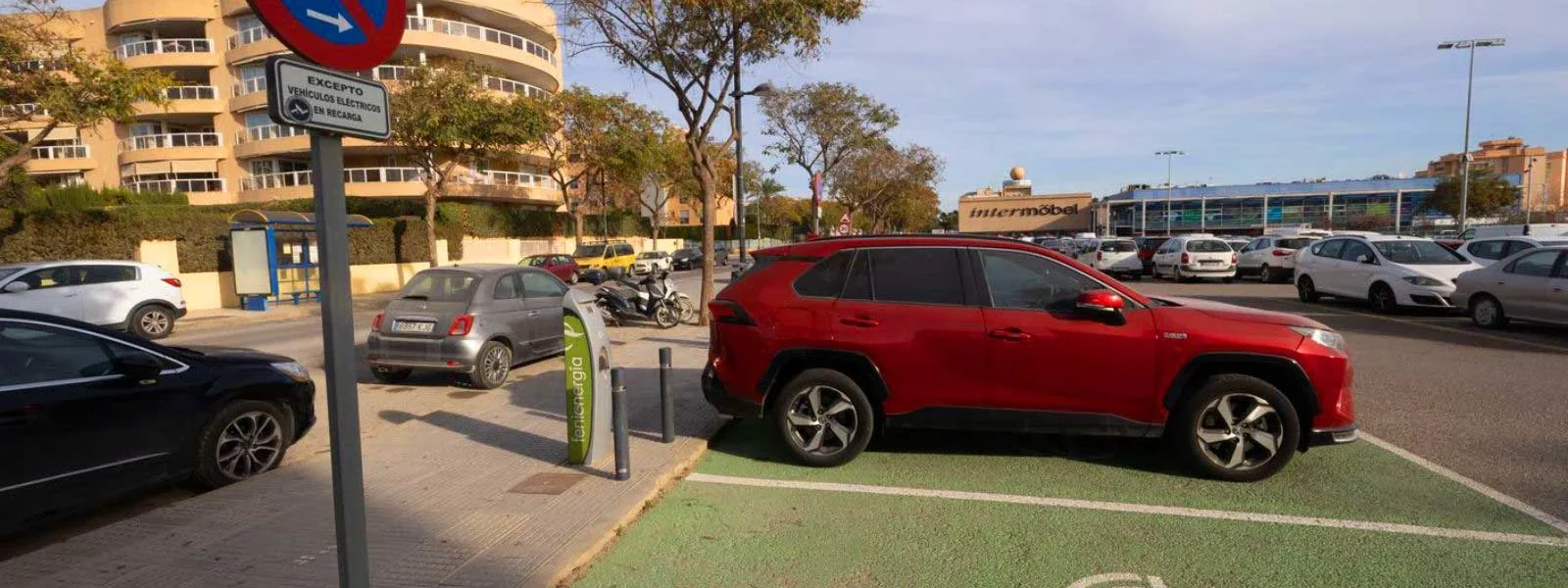 Electric vehicle charging space at the Multicines. / VICENT MARÍ