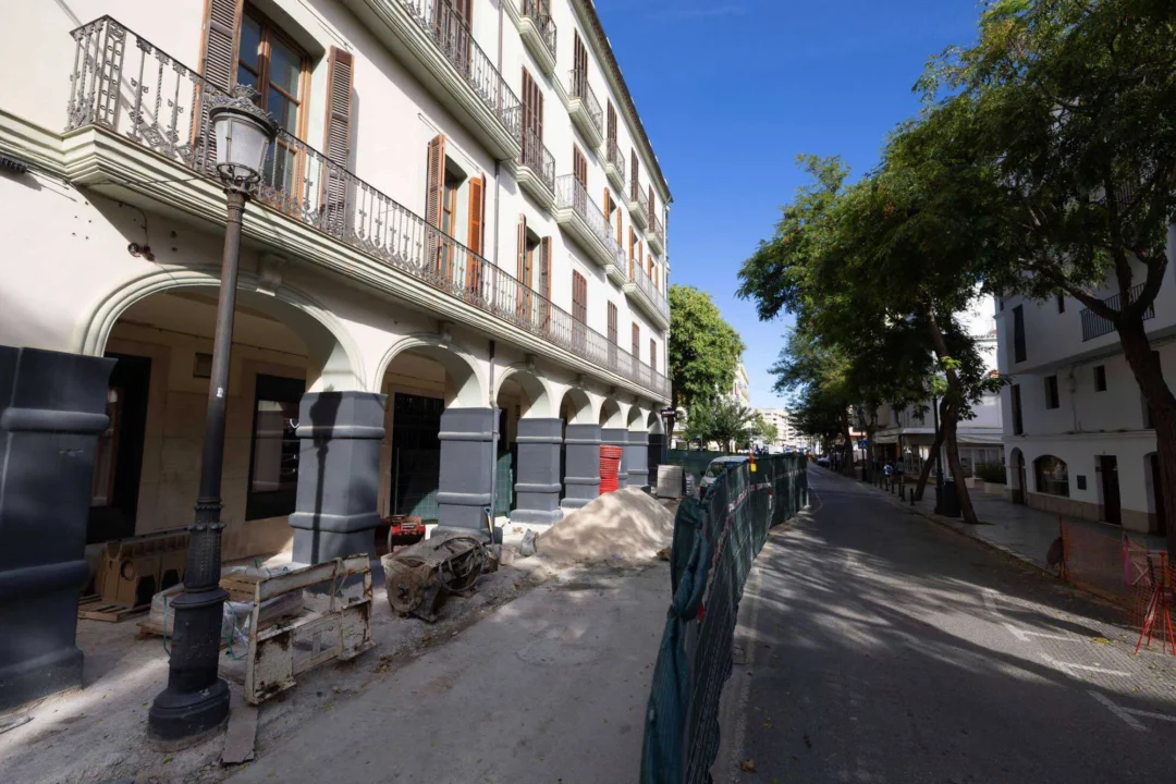 Construction work in the area around Vara de Rey / Vicent Marí